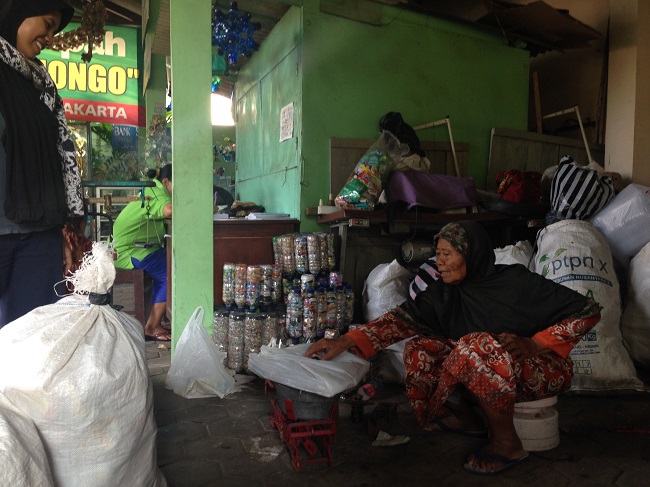 Waste bank procedure / Lena Keller-Bischoff