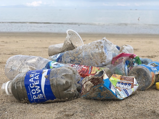 Plastic waste on Jimbaran beach, Bali / Yi (Annie) Peng